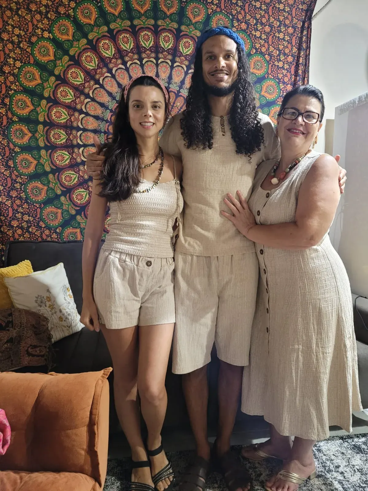 Memórias de celebração com amigos na casa