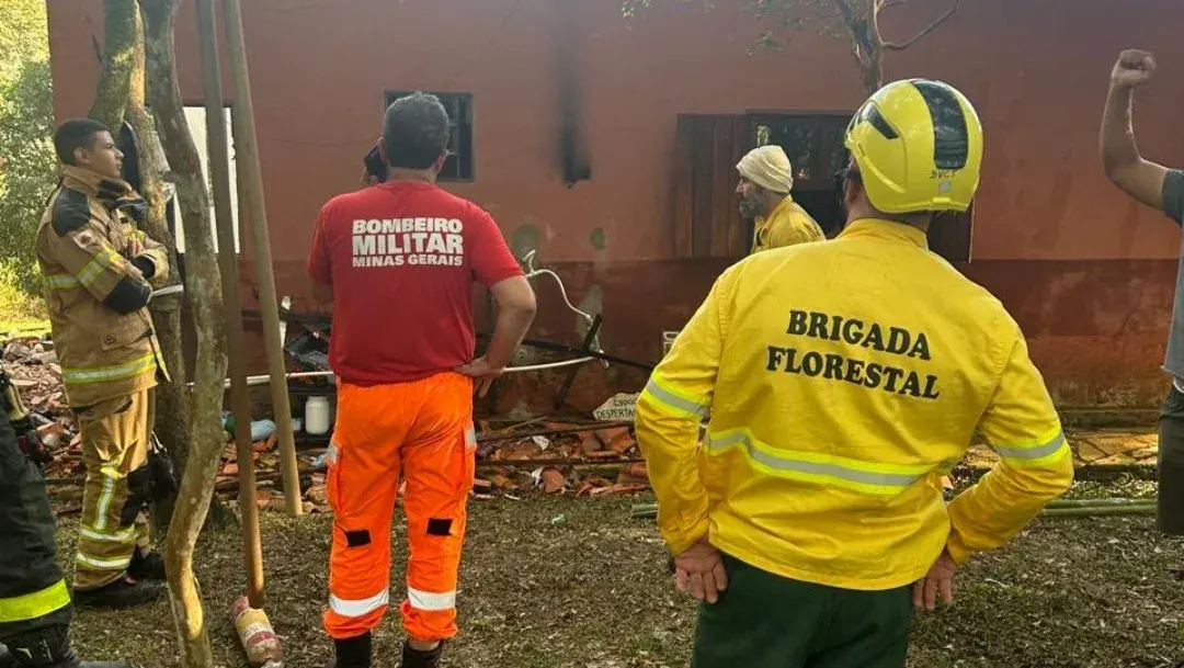 Brigada e socorro no local do incêndio