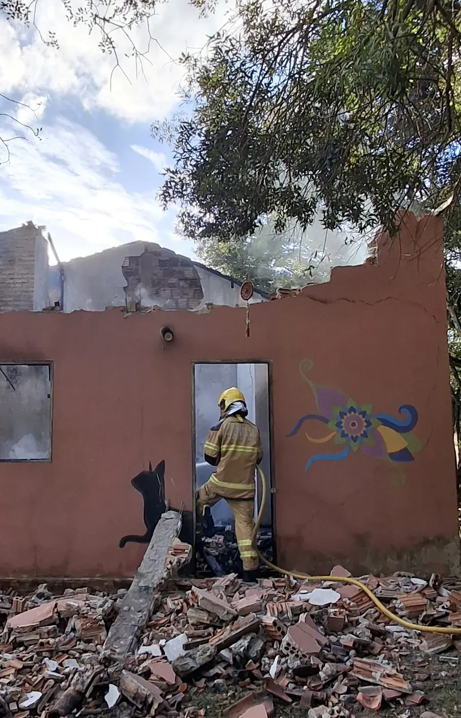 Fachada da casa após o incêndio, no mesmo ponto visual da comparação